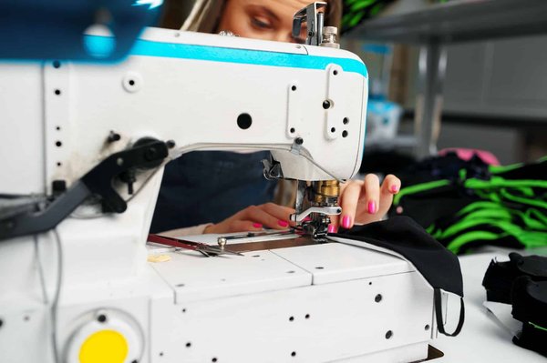 Machine à coudre professionnelle : comment choisir et l'utiliser ?