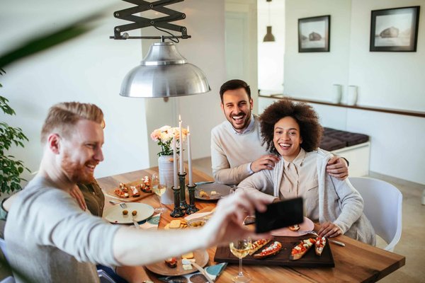 Comment le mouvement des vagues est-il capturé dans les peintures de Hokusai ?